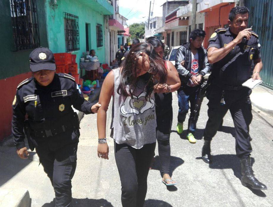 Una menor de edad y dos adultos, fueron capturados la tarde del sábado, sindicados de robo y venta de droga al menudeo. (Foto Prensa Libre: PNC)