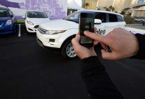 Mediante un dispositivo el automóvil se podrá estacionar sin necesidad de piloto. (Foto Prensa Libre: AFP)