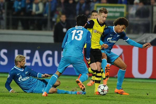 Marco Reus conduce el balón durante un tramo del partido entre Zenit y Borussia Dortmund. (Foto Prensa Libre: AFP)