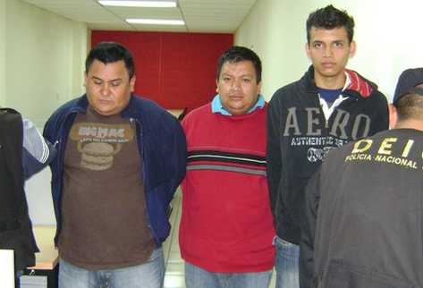 Tres presuntos integrantes de una una banda dedicada a asaltar a cuentahabientes en Quetzaltenango, fueron aprehendidos en varios operativos. (Foto Prensa Libre: PNC)