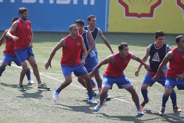 Los jugadores de Heredia se entrenaron ayer en Proyecto Gol, con  trabajo táctico y jugadas de balón detenido. (Foto Prensa Libre: Jorge Ovalle)