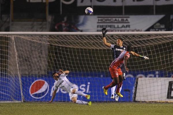 Álvaro Salazar sorprendió al portero de los albos, Juan José Paredes, y anotó el gol de Iztapa, al 38 de juego. (Foto Prensa Libre: Eduardo González)