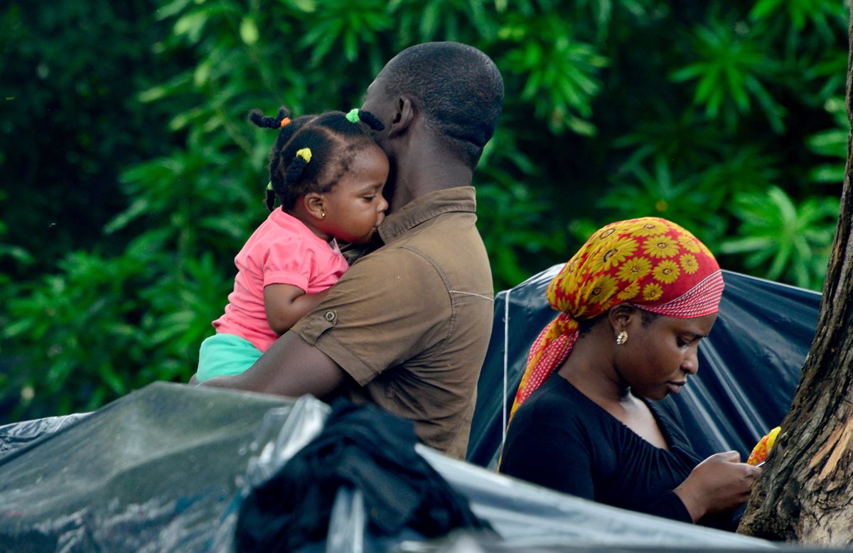 Decenas de migrantes de origen africano se encuentran varados en la frontera entre Costa Rica y Nicaragua, producto del cierre de fronteras. (Foto Prensa Libre: AFP).