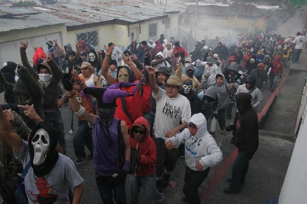 Decenas de sololatecos recorren  calles de la cabecera, durante el baile El Tabal,  el año último.