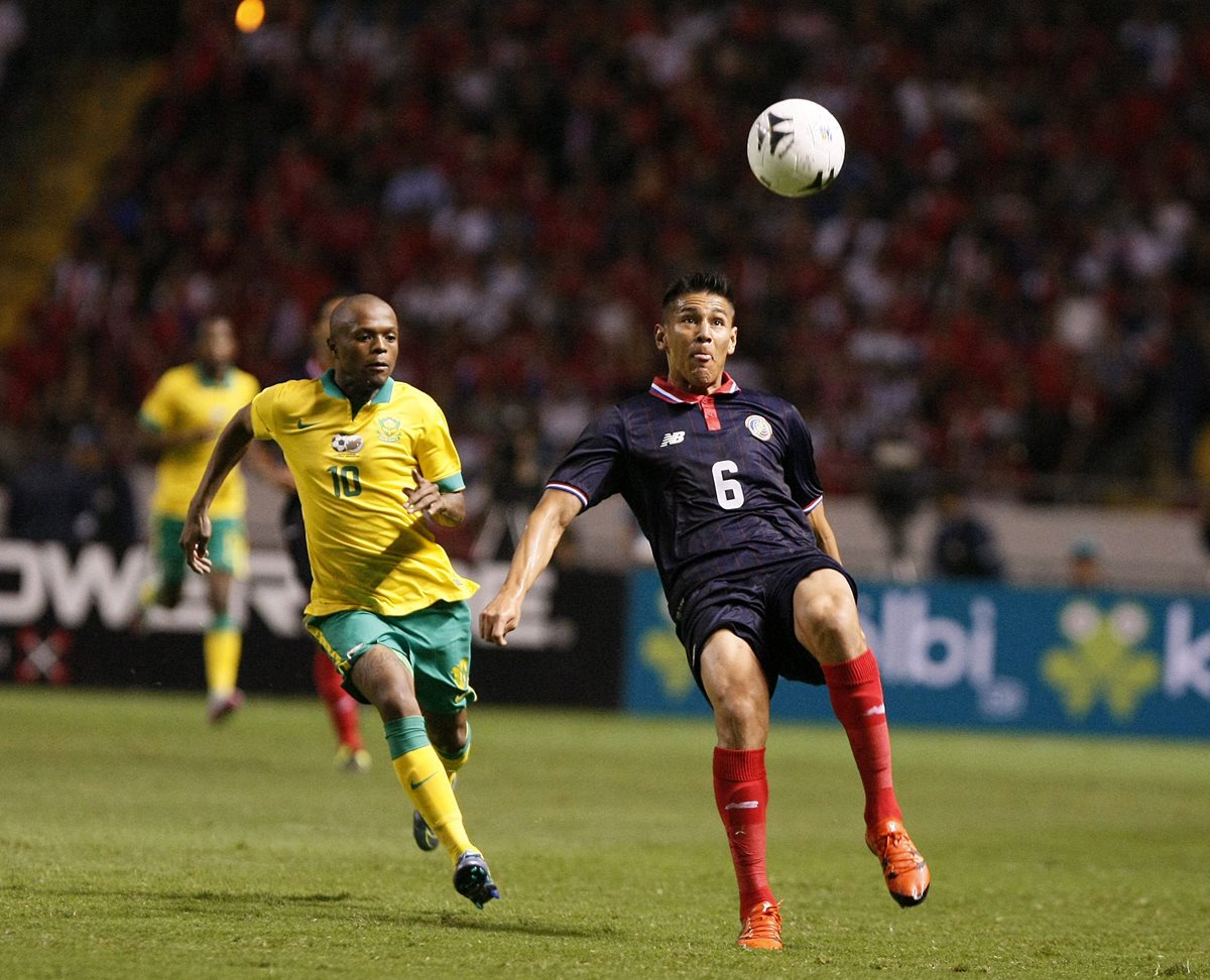 Oscar Duarte de la selección de Costa Rica lleva la marca de Thulani Serero de Sudáfrica durante el partido amistoso del jueves recién pasado. (Foto Prensa Libre: EFE)