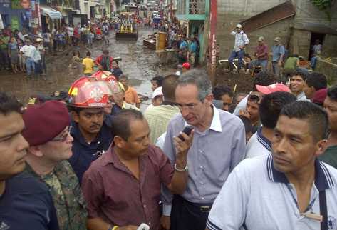 Colom verifica situación en Cuilapa. (Foto: Antonio Ixcot)