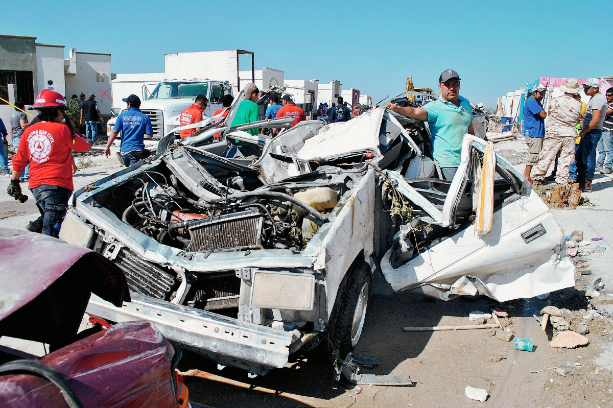 Un automóvil fue destruido por la fuerza del tornado que azoto la Ciudad Acuña, México. (Foto Prensa Libre:AFP).