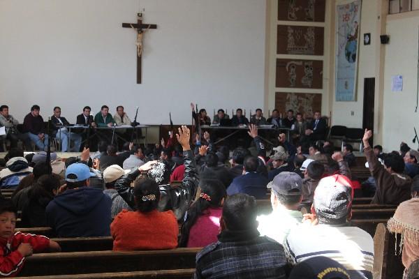 Los líderes  de los  48 cantones  de Totonicapán,  durante  la reunión  con las  autoridades, en la que   llegaron al acuerdo.