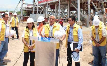 EL PRESIDENTE, durante la visita a la planta que Jaguar Energy construye en Escuintla.