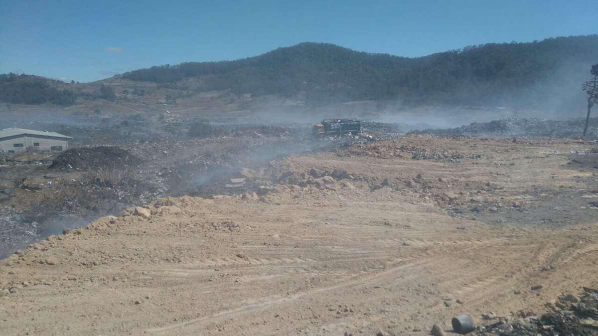 Vista del incendio que afecta a pobladores de Xela. (Foto Prensa Libre: María José Longo).