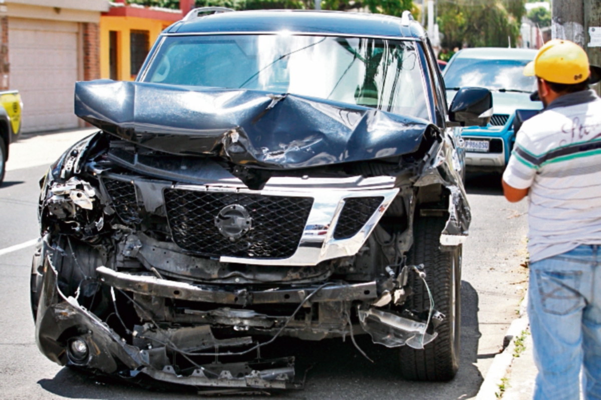 La ex vicepresidenta Roxana Baldetti impactó su vehículo luego de salir de una reunión privada, el accidente ocurrió un mes antes de su renuncia. (Foto Prensa Libre: Hemeroteca PL)