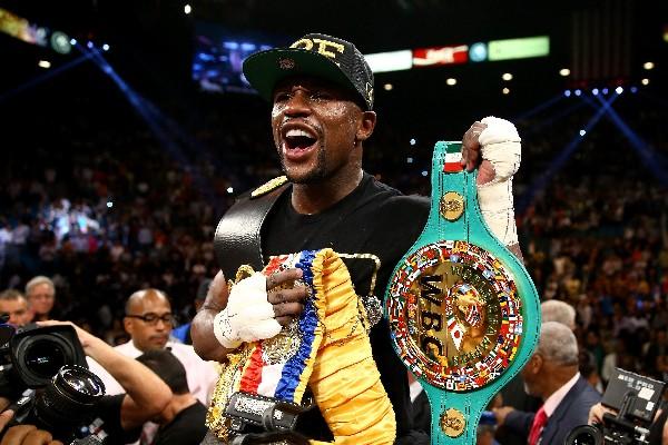 Floyd Mayweather Jr. festeja efusivamente al final del combate, en el cual venció a Saúl el Canelo Álvarez, y unificó los títulos del CMB y OMB.