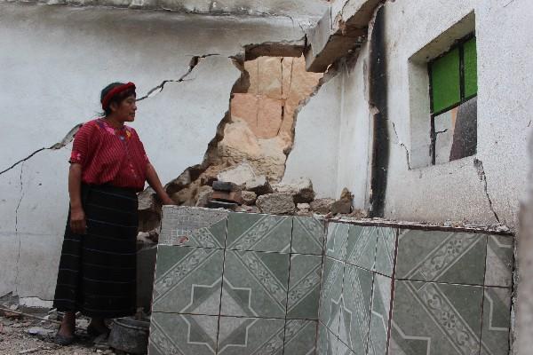 Damnificada muestra los escombros de   su vivienda,  la cual se agrietó completamente.