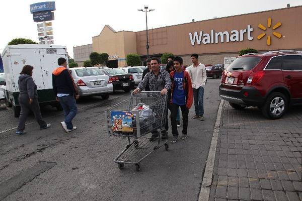 La cadena de supermercados Wal-Mart, reembolsará a todos los clientes que hayan comprado carne de zorro. (Foto Prensa Libre: AP)