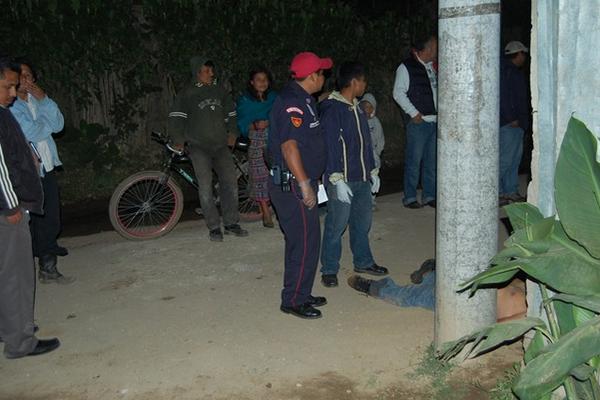 El cuerpo fue encontrado a la orilla de una calle de la colonia El Esfuerzo Majadas, Chimaltenango. (Víctor Chamalé)<br _mce_bogus="1"/>