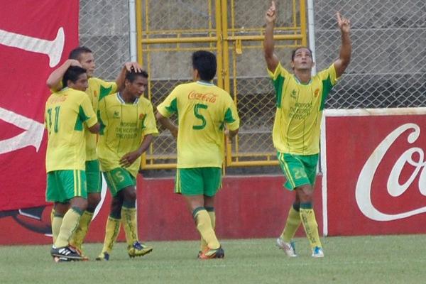 Jugadores de Nueva Concepción celebran el 1-0 provisional. (Foto Prensa Libre: Alexander Coyoy)