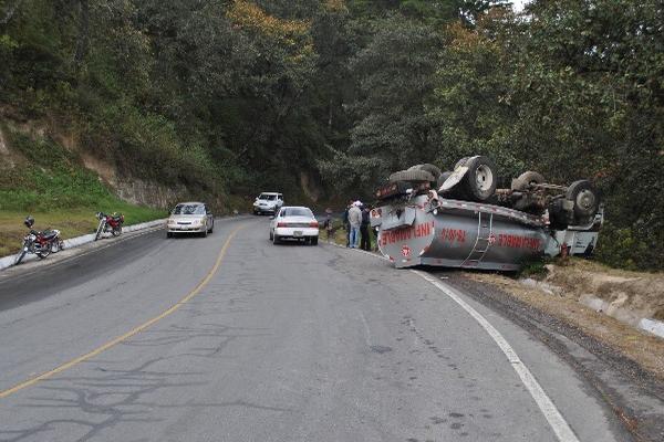 Cisterna  quedó en la  orilla de carretera.