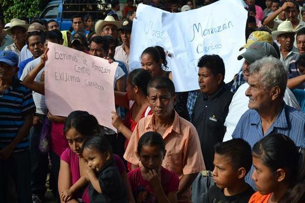 Pobladores participan en la asamblea efectuada en Génova, donde solicitaron la reparación de 11 kilómetros de carretera. (Foto Prensa Libre: Édgar Girón) <br _mce_bogus="1"/>