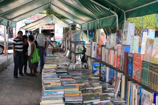 Vecinos de Coatepeque acuden a la feria del libro a buscar ejemplares que les interesan.