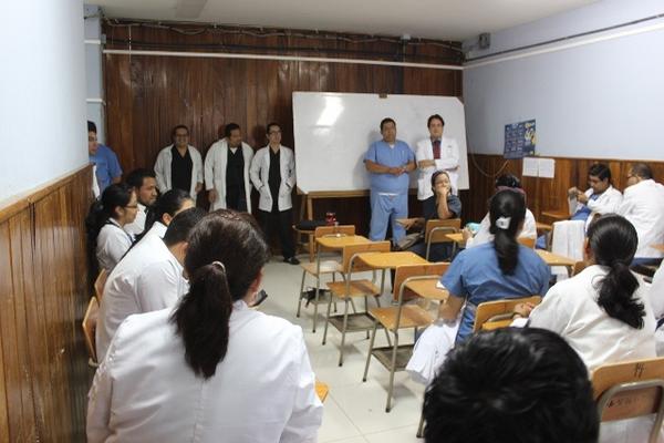 Empleados de la consulta externa paralizan labores porque no les han cancelado sueldo. (Foto Prensa Libre: Oswaldo Cardona)