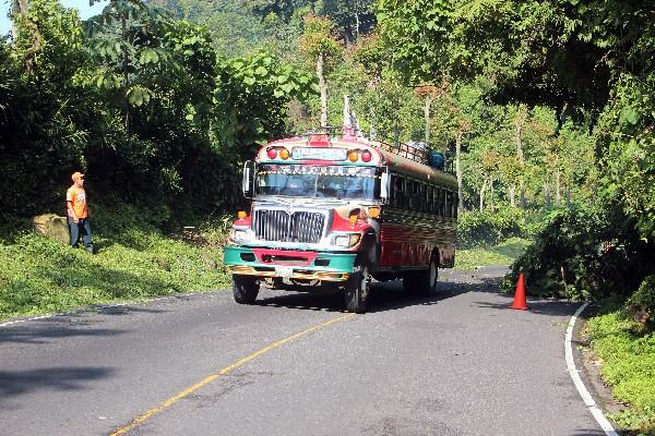 Vehículos reducen mucho la velocidad cuando hay algún derrumbe, lo cual aprovechan   los delincuentes.