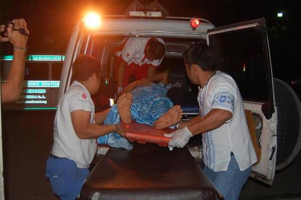 Socorristas ingresan al hospital de Coatepeque a la persona herida. (Foto Prensa Libre: Alex Coyoy)<br _mce_bogus="1"/>