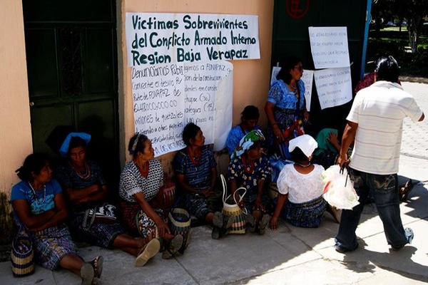 Grupo de sobrevivientes del conflicto armado exigen la construcción de viviendas, proyecto a cargo de Fonapaz, en Baja Verapaz. (Foto Prensa Libre: Carlos Grave)<br _mce_bogus="1"/>