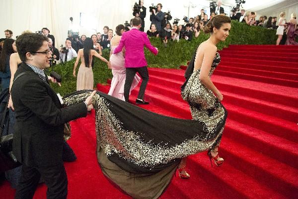 Nina Dobrev llega al Metropolitan Museum of Art Costume. (Foto Prensa Libre: AP)