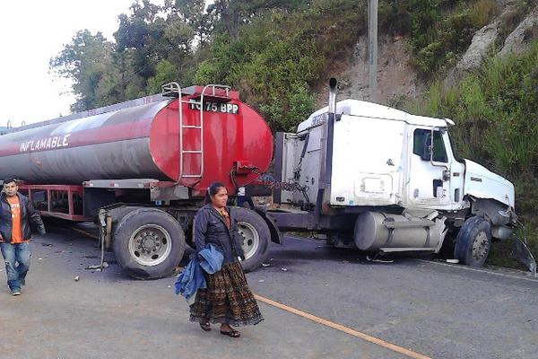 El tráiler accidentado bloquea los dos carriles en el km 142 de la ruta a las Verapaces. (Foto Prensa Libre: Eduardo Sam)<br _mce_bogus="1"/>