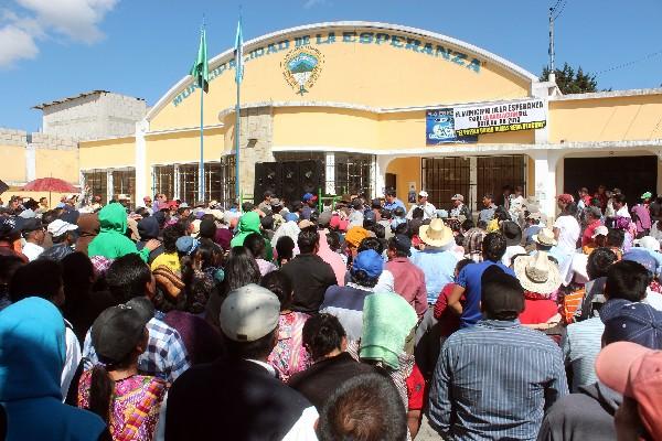 Pobladores protestan frente a la Municipalidad de La Esperanza, Quetzaltenango, por aumento en tasas.