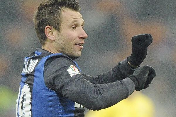 Antonio Cassano del Inter de Milán celebra tras anotar el 1-0 de su equipo ante el Verona, durante el juego de la Copa Italia que les enfrenta en el estadio Giuseppe Meazza de Milán. (Foto Prensa Libre: EFE)