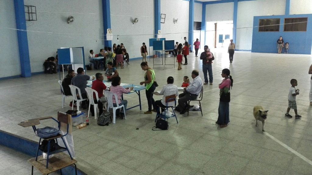 Pobladores emiten su sufragio en un centro de votación de la ciudad de Jalapa. (Foto Prensa Libre: Hugo Oliva)