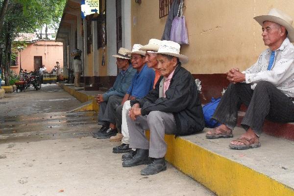 Cinco de los 21   empleados que fueron despedidos sin motivo justificado, en Aguacatán, Huehuetenango.