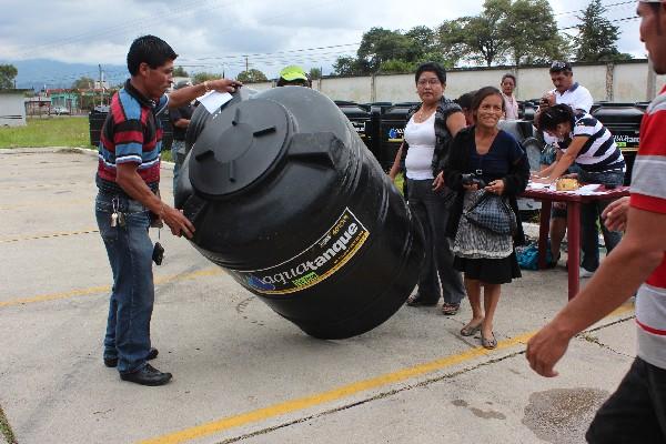 Se entregaron 355 depósitos de agua.