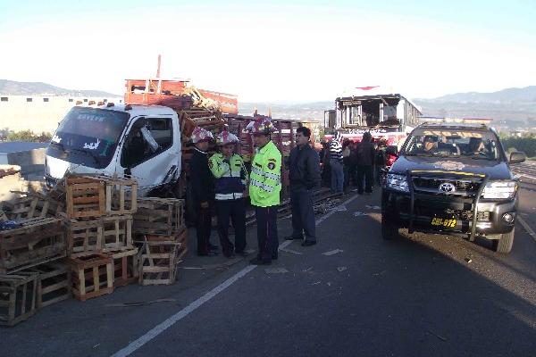 Bomberos auxilian  a personas heridas.