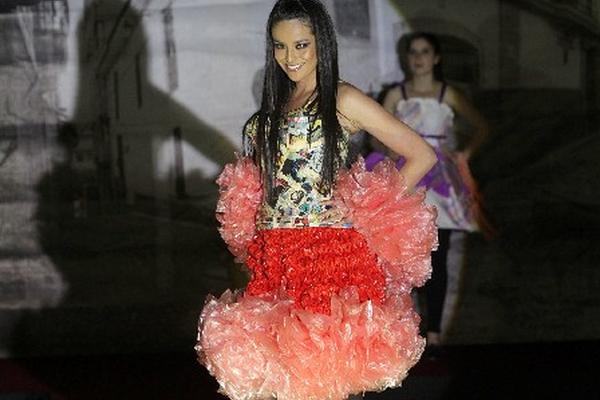  La ciudad celebró su primera "Noche Blanca", inspirada en la "Nuit Blanche" de Francia, con un desfile de moda con material reciclado. (FOTO:  EFE/Martin Alipaz)