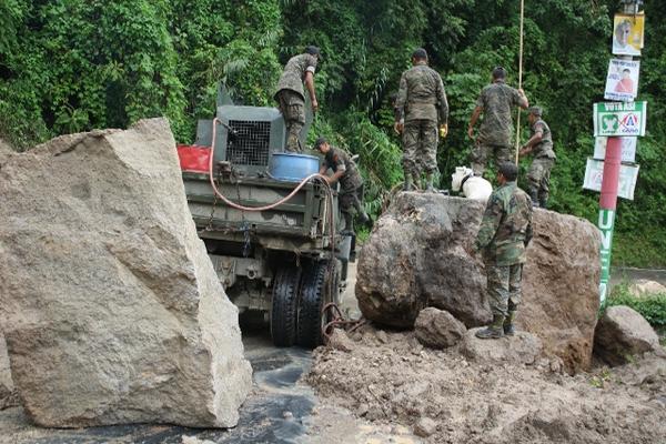 Miembros del Cuerpo de Ingenieros del Ejército dinamitan cerro en ruta a Panajachel, para evitar derrumbes. (Ángel Julajuj)