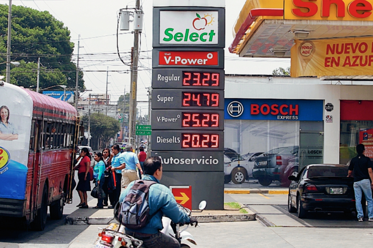 precio de combustibles aumentó durante el fin de semana. (Foto Prensa Libre: Estuardo Paredes)