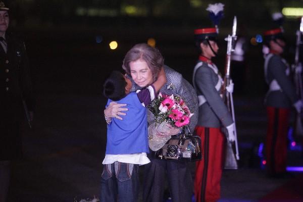 Elías Juárez, niño con sordera, entrega flores  a la reina Sofía de España, como parte de la bienvenida que  le da el país por  su visita de una semana.