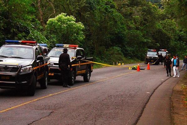 Presunto asaltante murió en la carretera entre Quetzaltenango y Retalhuleu, el sábado último. (Foto Prensa Libre: Carlos Ventura)