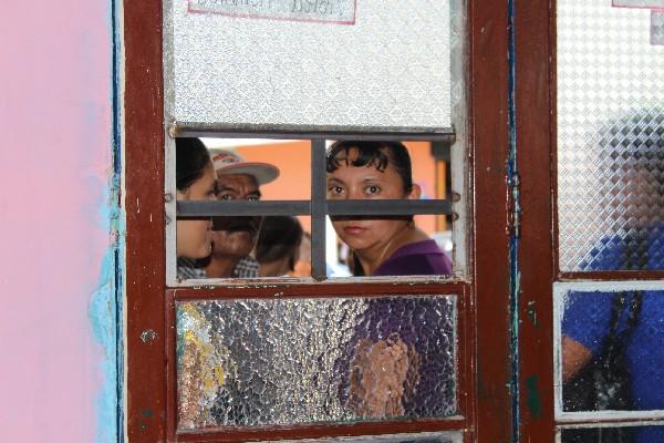 pacientes  permanecen junto a la entrada principal  del Hospital Nacional de Jutiapa.