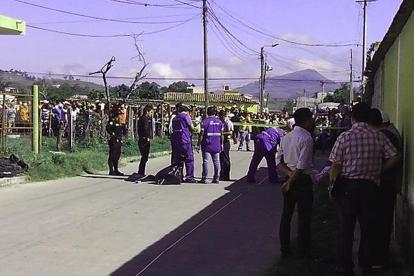 Autoridades resguardan el lugar donde fueron encontrados dos cadáveres, en la zona 2 de Jalapa. (Foto Prensa Libre: Hugo Oliva)