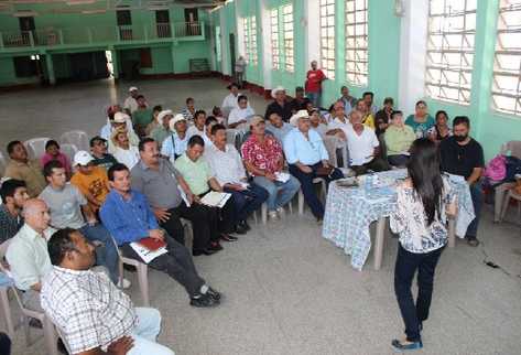 Reunión de vecinos y autoridades locales de San Rafael Las Flores, Santa Rosa, donde tratan  la fecha en que se celebrará  la consulta municipal relacionada a la minería.