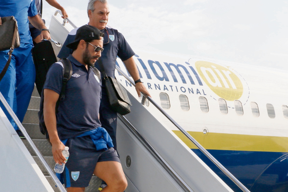 CARLOS RUIZ, al momento de descender del avión que los trasladó desde Arizona a Carolina del Norte. (Foto Prensa Libre: Cortesía Gabriel tiul/CDG)