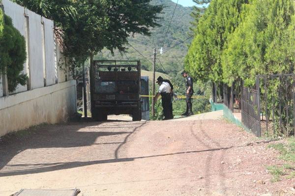 Investigadores inspeccionan el lugar donde fue atacada a balazos la familia, en Chiquimula. (Foto Prensa Libre: Edwin Paxtor) <br _mce_bogus="1"/>