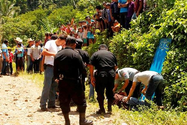 El cuerpo quedó en una de las calles de la aldea San Juan Mocá, Chicacao. (Foto Prensa Libre: Omar Méndez)