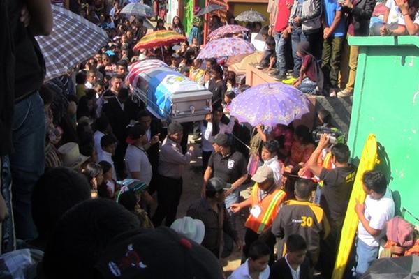 Amigos  y familiares  despiden a David Charar Yac, en el cementerio de Santa Lucía Utatlán, Sololá. (Foto Prensa Libre: Ángel Julajuj)