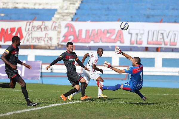 ALIANZA superó   ayer a Municipal, por 2-0.