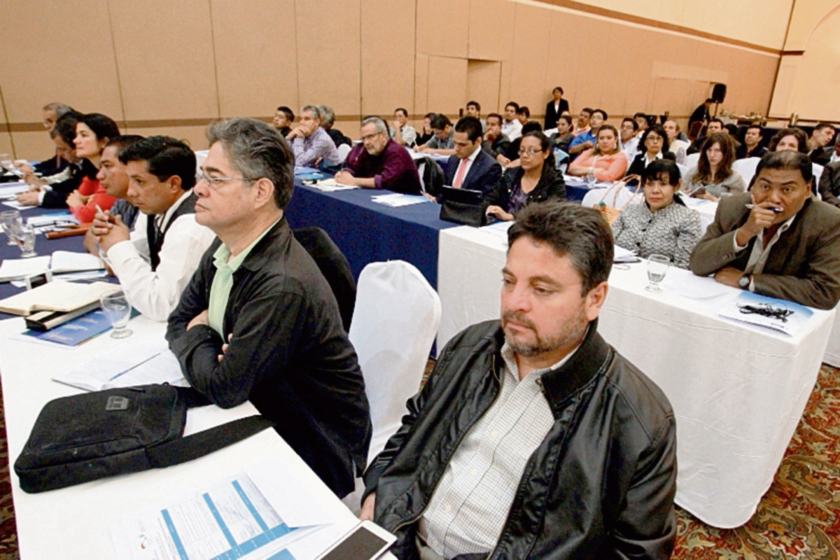 Participantes en  foro sobre  sostenibilidad y  estrategias  para  actividades extractivas. (Foto Prensa Libre: Estuardo Paredes)