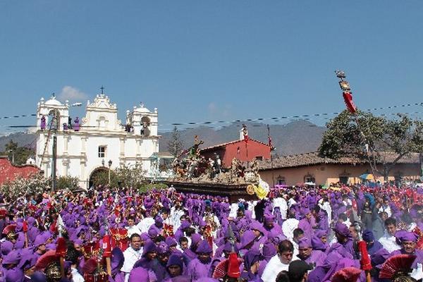 La imagen de  Jesús Nazareno de  la Caída sale en procesión del templo de la aldea San Bartolomé Becerra.